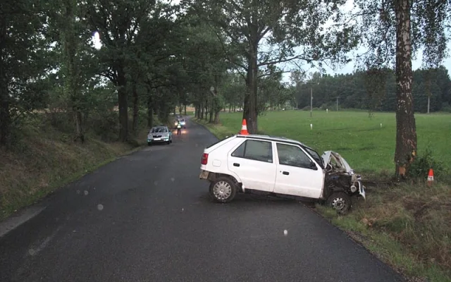 Škoda Felicia mladého řidiče z Liberecka po nehodě u Čakova