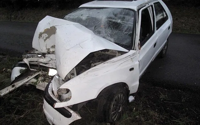 Škoda Felicia mladého řidiče z Liberecka po nehodě u Čakova