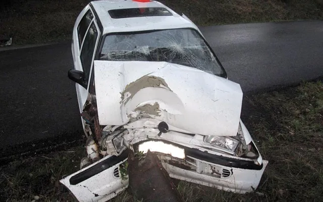 Škoda Felicia mladého řidiče z Liberecka po nehodě u Čakova