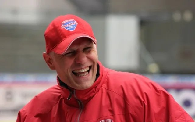 Sranda nesmí chybět! Ani na prvním tréninku sezony, své o tom ví trenér Peter Draisaitl