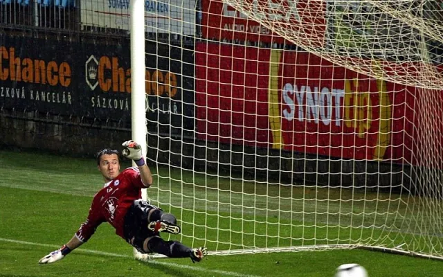 Olomoucký gólman Martin Šustr směr Otepkovy penalty nevystihl