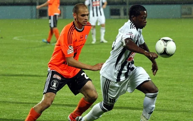 Střídající Fernando Tobias Hudson před Michalem Vepřekem