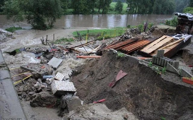 Následky přívalového deště na hlavním tahu z Budějc do Krumlova u osady Rájov