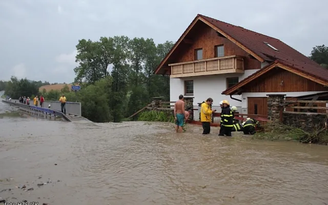 Následky přívalového deště na hlavním tahu z Budějc do Krumlova u osady Rájov