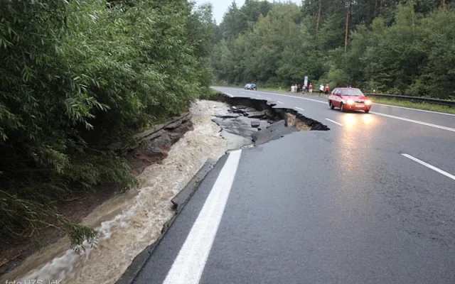 Následky přívalového deště na hlavním tahu z Budějc do Krumlova u osady Rájov