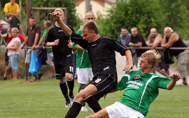 Domácí zadák Jakub Wagner se snaží skluzem zastavit Františka Němce