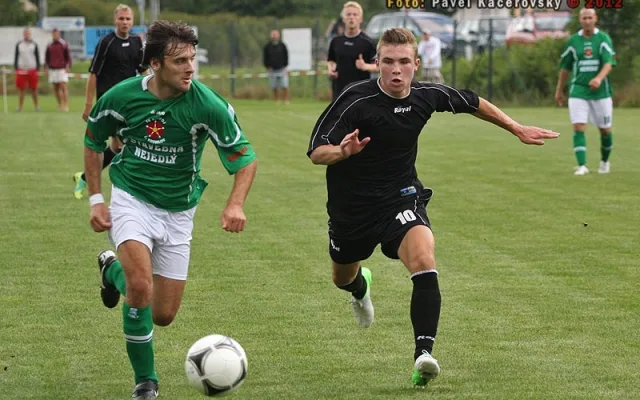 Tihle dva se na hřišti potkávali dost často - střelec dvou gólů Strakonic Zdeněk Linhart (vpravo) a řízný bek Michal Klivanda