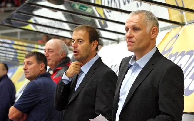 Trenérské duo Mountfieldu Peter Draisaitl (v popředí) a Radek Bělohlav