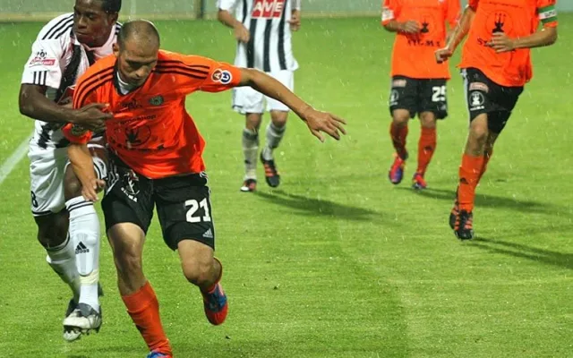 Fernando Tobias Hudson bojuje o míč s Michalem Vepřekem