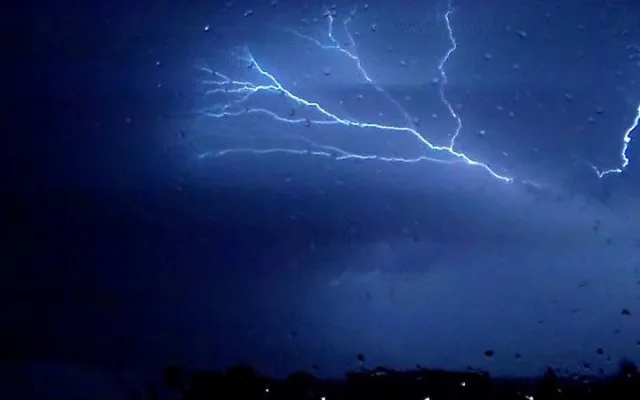 Blesk nad nočními Budějcemi. Foto Daniel Najer