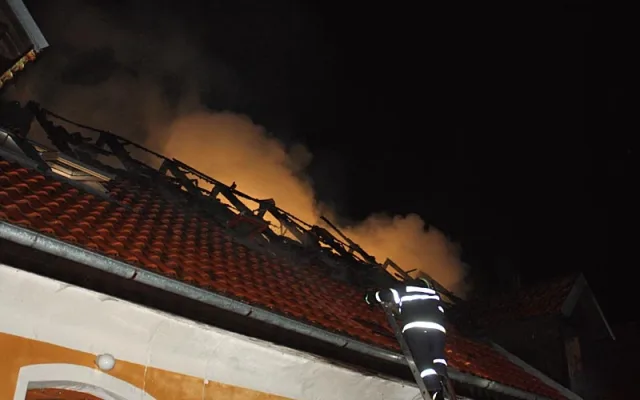 Obytná část Parku exotických zvířat Dvorec při požáru