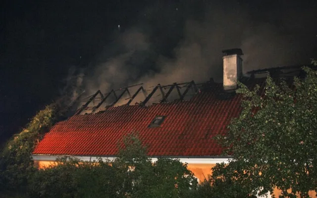 Obytná část Parku exotických zvířat Dvorec při požáru