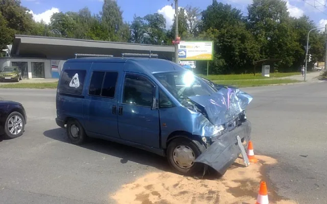 Pondělní střet sanitního vozu Zdravotnické záchranné služby Jihočeského kraje s osobním vozem fiat si vyžádal pět zraněných