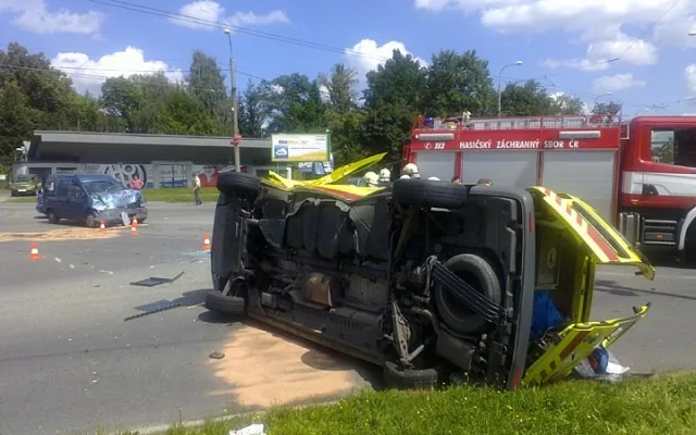 Pondělní střet sanitního vozu Zdravotnické záchranné služby Jihočeského kraje s osobním vozem fiat si vyžádal pět zraněných