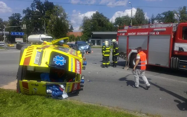 Pondělní střet sanitního vozu Zdravotnické záchranné služby Jihočeského kraje s osobním vozem fiat si vyžádal pět zraněných