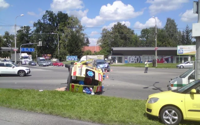 Pondělní střet sanitního vozu Zdravotnické záchranné služby Jihočeského kraje s osobním vozem fiat si vyžádal pět zraněných. Foto Dana Kabelová