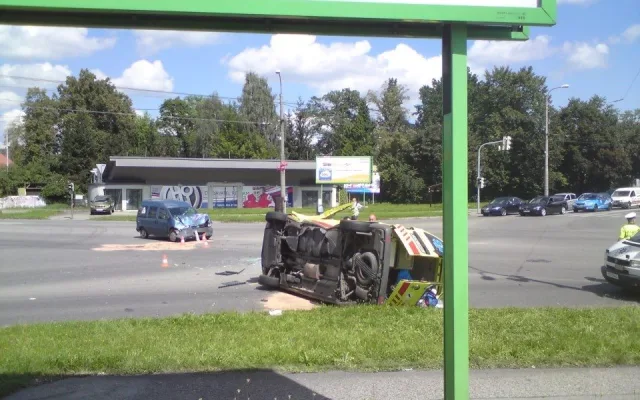 Pondělní střet sanitního vozu Zdravotnické záchranné služby Jihočeského kraje s osobním vozem fiat si vyžádal pět zraněných. Foto Dana Kabelová