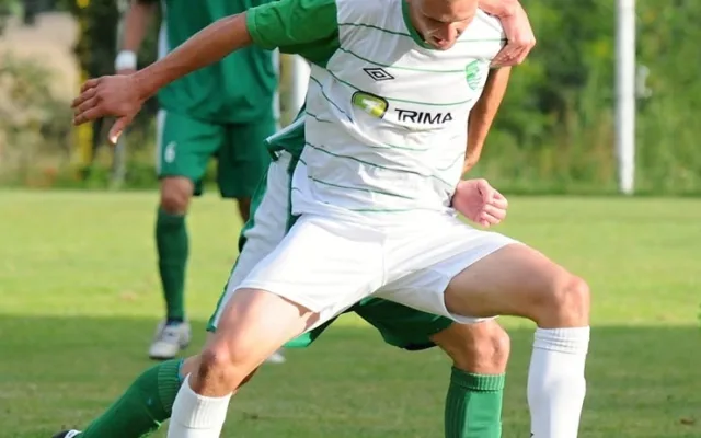 Píša brání míč před Rabousem (Čížová - Roudné 2:1)