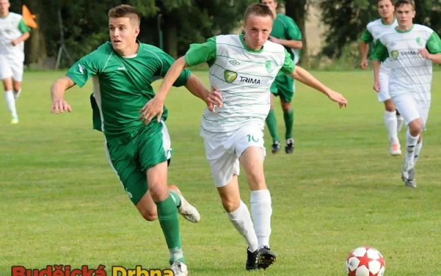 Souboj Petra Jindřicha (vlevo) a Patrika Kössla (Čížová - Roudné 2:1)