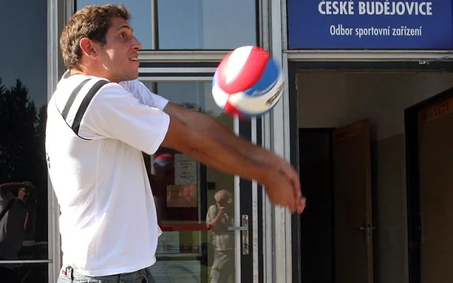 Nová posila Jihočechů si před budějckou Sportovní halou vyzkoušela už i místní balon