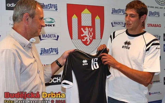 Pláteník dostal jako první z hráčů Jihostroje zbrusu nový dres na nadcházející sezonu