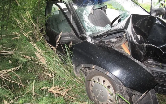 Následky vážné nehody Opelu Corsa u Borovan