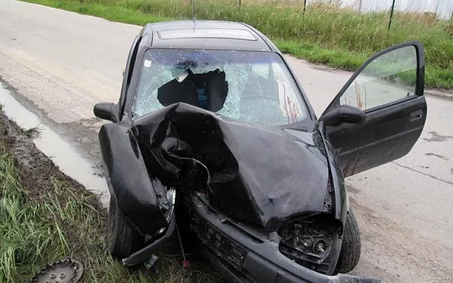 Následky vážné nehody Opelu Corsa u Borovan