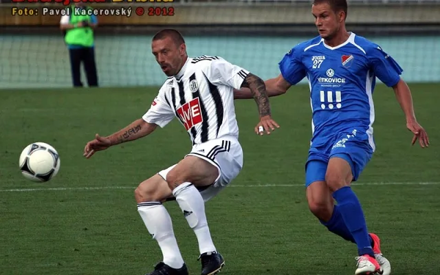 Útočník Baníku Dominik Kraut dotírá na Tomáše Řepku