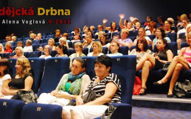 Divaček se v tento dusný den sešlo poměrně dost