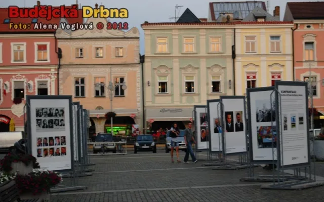 Mezi panely neustále korzují lidé