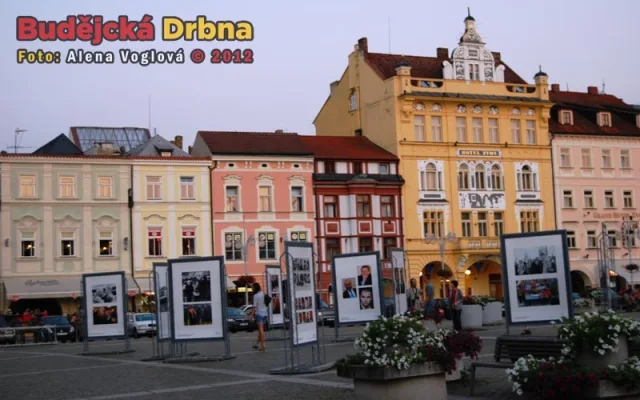 Osmnáct panelů je rozestavěno po náměstí