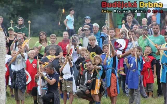 Lukostřelci zapálili ohnivými šípy slaměné Sokolí hnízdo