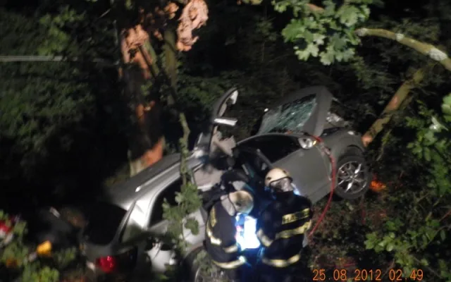 Náraz do stromu u Trocnova nepřežil v sobotu ráno řidič Audi Q7