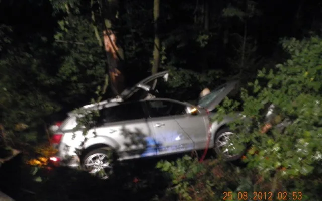 Náraz do stromu u Trocnova nepřežil v sobotu ráno řidič Audi Q7