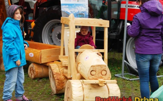 Dřevěný traktor se stal oblíbenou dětskou atrakcí