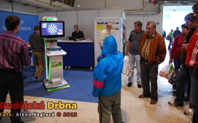 Malí i velcí se zabavili na šipkách bez šipek