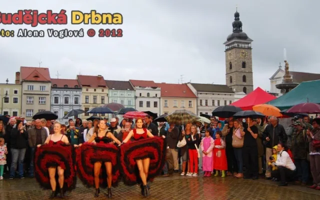 Kankánové tanečnice rozpálily publikum i v chladném počasí