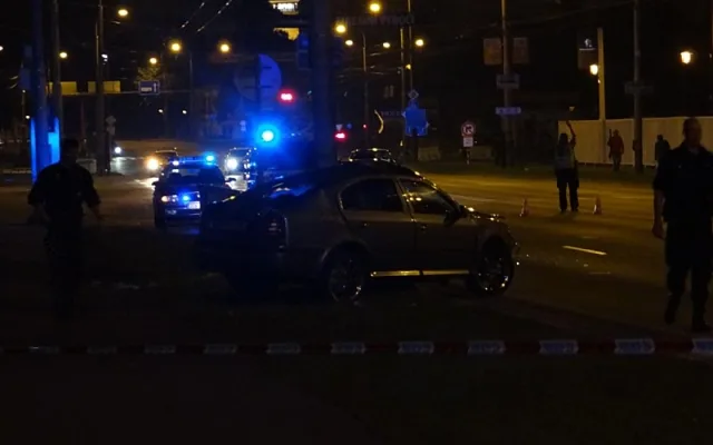 Škoda Octavia narazila u Výstaviště do sloupu veřejného osvětlení, zranilo se pět lidí