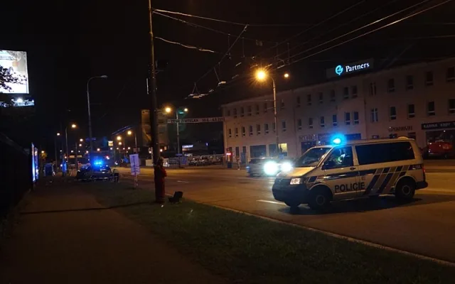 Škoda Octavia narazila u Výstaviště do sloupu veřejného osvětlení, zranilo se pět lidí