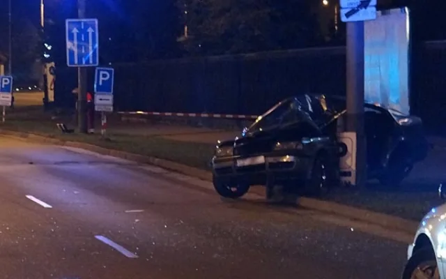 Škoda Octavia narazila u Výstaviště do sloupu veřejného osvětlení, zranilo se pět lidí