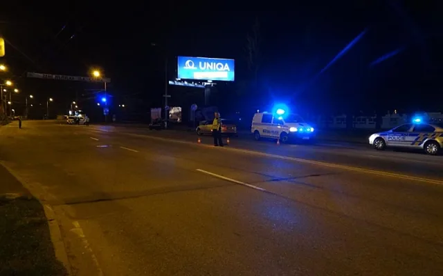 Škoda Octavia narazila u Výstaviště do sloupu veřejného osvětlení, zranilo se pět lidí