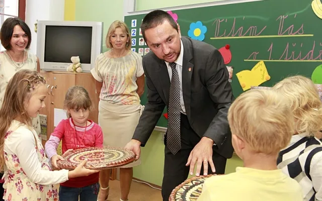 Juraj Thoma mezi prvňáčky na Základní škole Dukelská