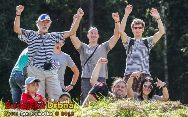 Fanoušci na břehu