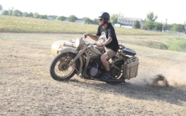 Petr Hošťálek a Miloň Dvořák dojeli na svých motorkách do Stalingradu