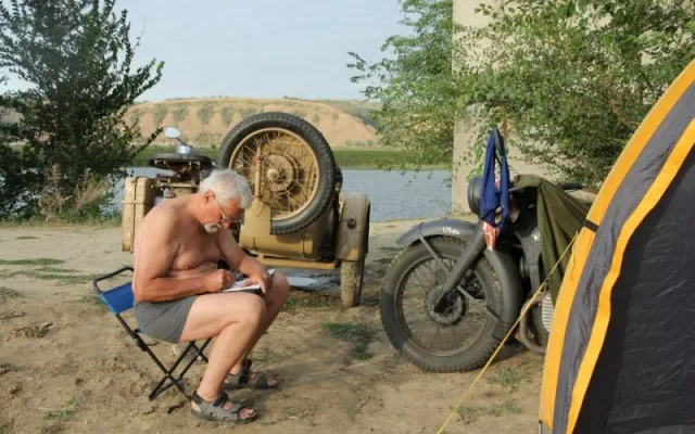 Petr Hošťálek a Miloň Dvořák dojeli na svých motorkách do Stalingradu