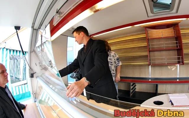 Potenciální kupci si nechali ukázat, co všechno speciální nástavba nabízí