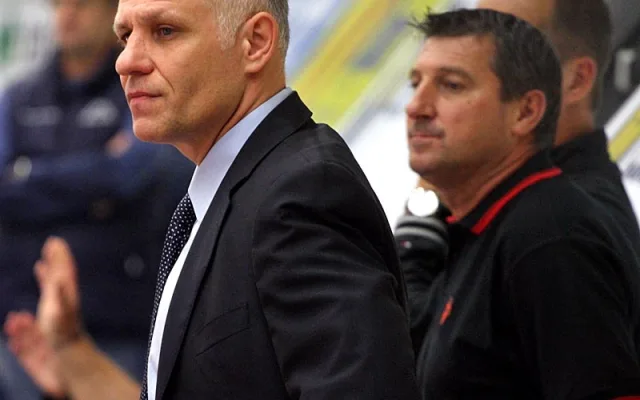 Kouč Motoru Peter Draisaitl s masérem Pavlem Vlašicem