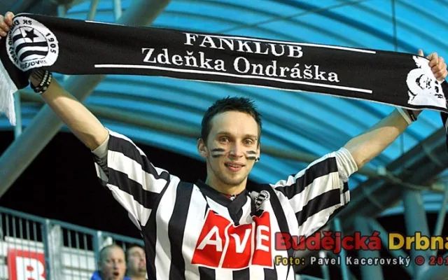 Duše fanklubu Dynama Davča při zápasech nezapomíná ani na bývalou oporu budějckého mužstva