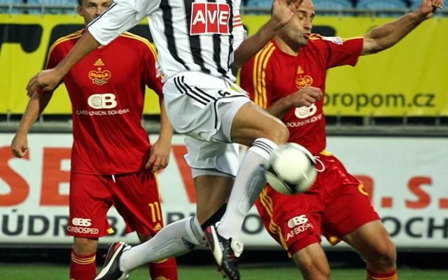 Roman Lengyel před střelce branky Dukly Janem Vorlem (vpravo) a vyloučeným hříšníkem Zbyňkem Pospěchem