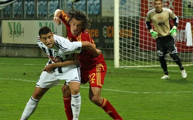 Situace těsně před vedoucím gólem Dynama. Miroslav Marković bojuje s Tomislavem Božičem